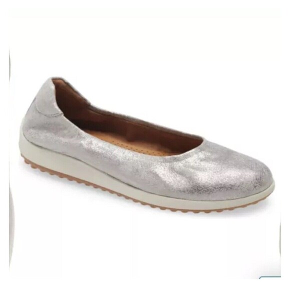 Caslon Bella Sporty Flat in Silver / Gum Rubber Sole size 5M Slip On - Picture 1 of 6